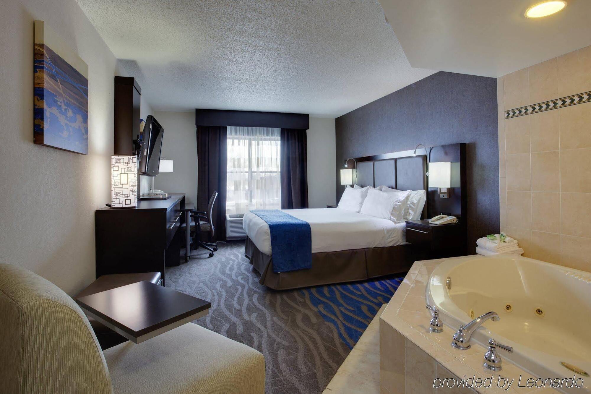 Holiday Inn Express Hotel & Suites Meadowlands Area By Ihg Carlstadt Eksteriør billede